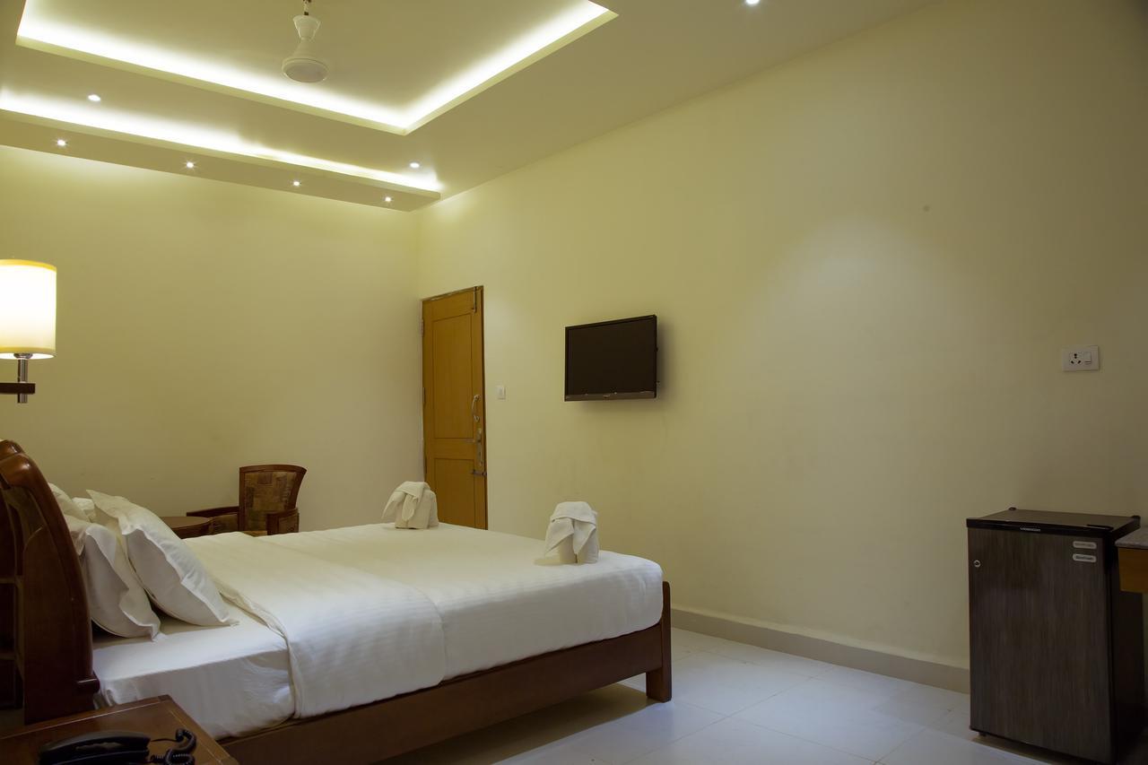 The Grand White Palace Hotel Mayiladuthurai Exterior foto